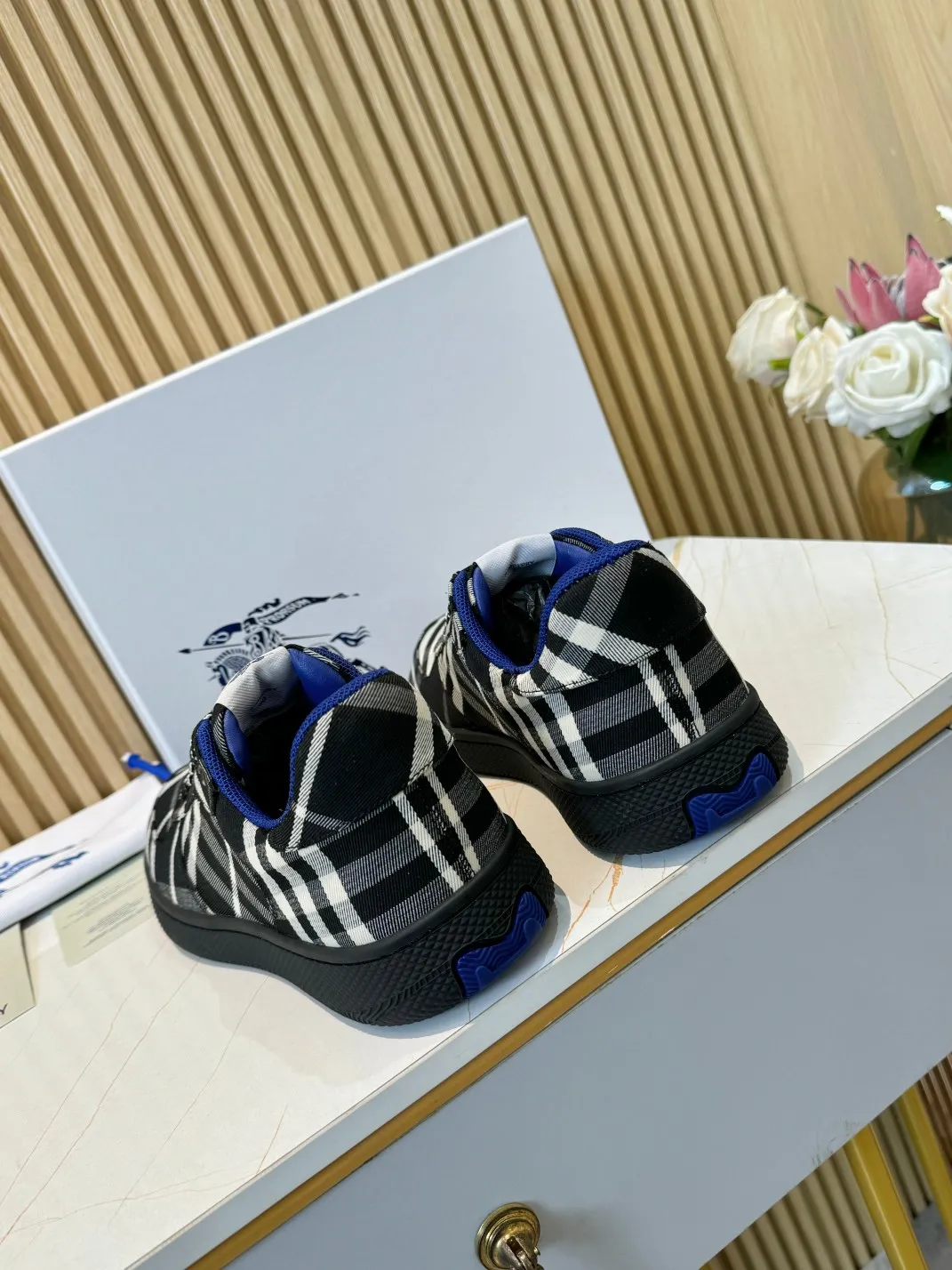 Men's men's shoes 💰560 Burberry's 2024 hot model is released. After three years, the classic plaid returns. It is versatile and decorated with worsted Burberry plaid pattern. Featuring a mesh lining and checkered laces, the rubber sole features the archive Burberry monogram. From Burberry's iconic collection, these wardrobe staples are interpreted with the brand's signature style.   ✅Fabric: classic cotton ✅Lining: original board lining, silk cowhide lining ✅Outsole: TPU ✅Color: black ✅Code number: 35-45 for men and women (45 customized)